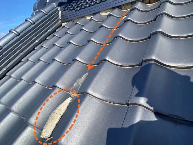 少し急勾配の和形瓦屋根の大棟の漆喰剥がれ